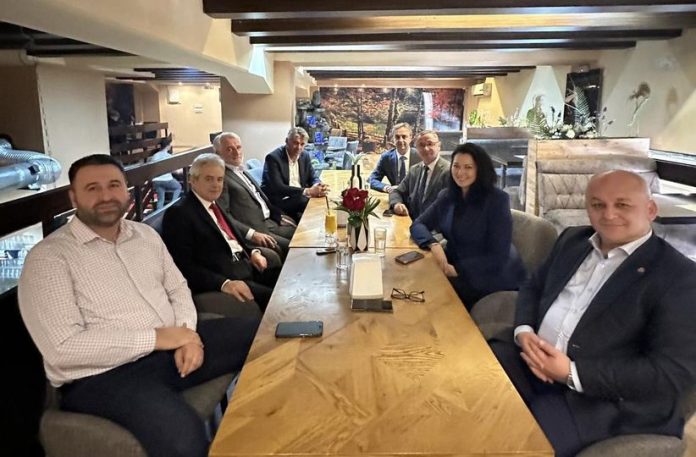 Derisa VLEN i dhe VMRO e  gatuajnë  Qeverinë e re  Fronti  mblidhet në një restorant