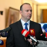 Adnan Azizi i reagon Bujar Osmanit: Qyqja e Alisë mbeti pa shokët e krimit